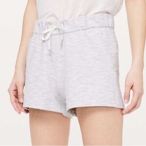 Lululemon On the Fly Shorts 2.5” Inseam Size 8 Heathered Striped Grey